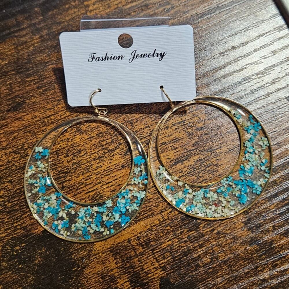 Fashion Jewelry Round Acrylic Resin w/ Dried Blue & Cream Dried Flowers